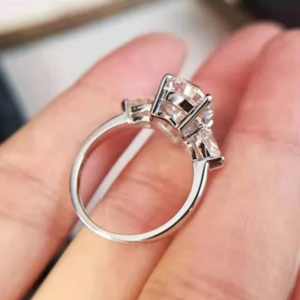 Woman's Ring - Picture 4 of 4